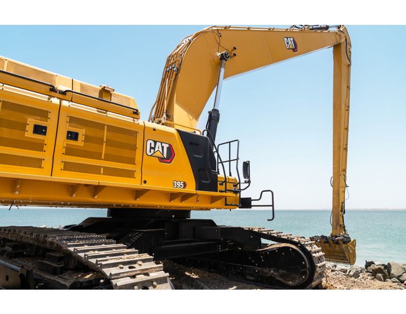 The Cat® 395 LRE Hydraulic Excavator excels in ultimate long-distance dredging, ditch cleaning, settling pond clean-out, waterway and canal maintenance, and vegetation control.