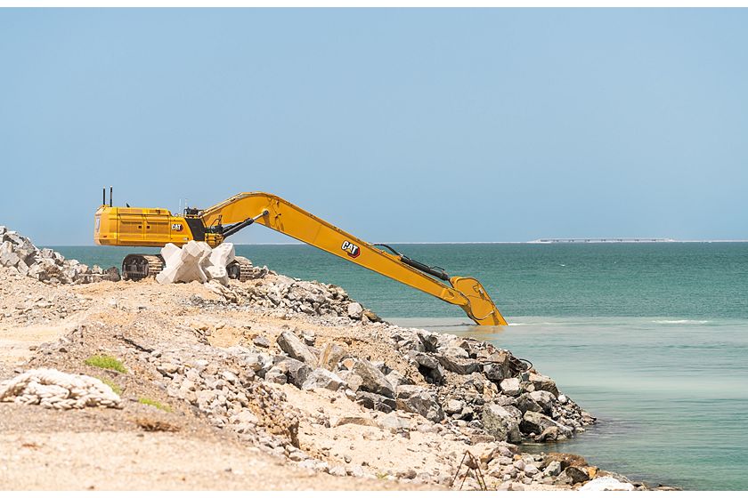The Cat® 395 LRE Hydraulic Excavator&#8217;s long undercarriage and 21.6 mt (47,600 lb) counterweight of the 395 LRE provide a stable platform for long-reach digging.