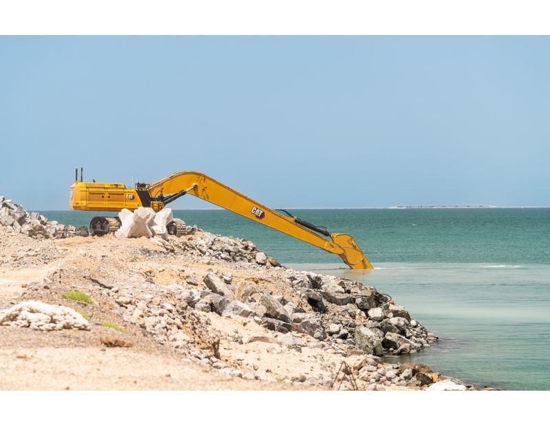 The Cat® 395 LRE Hydraulic Excavator's long undercarriage and 21.6 mt (47,600 lb) counterweight of the 395 LRE provide a stable platform for long-reach digging.
