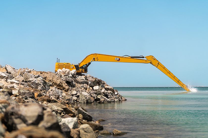 The Cat® 395 LRE Hydraulic Excavator has a steep slope reach capability of 28 meters (91’10&#8243;) and a dig depth of 21 700 mm (71’2”).