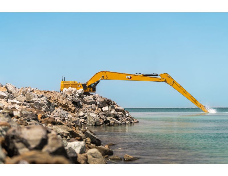 The Cat® 395 LRE Hydraulic Excavator has a steep slope reach capability of 28 meters (91’10