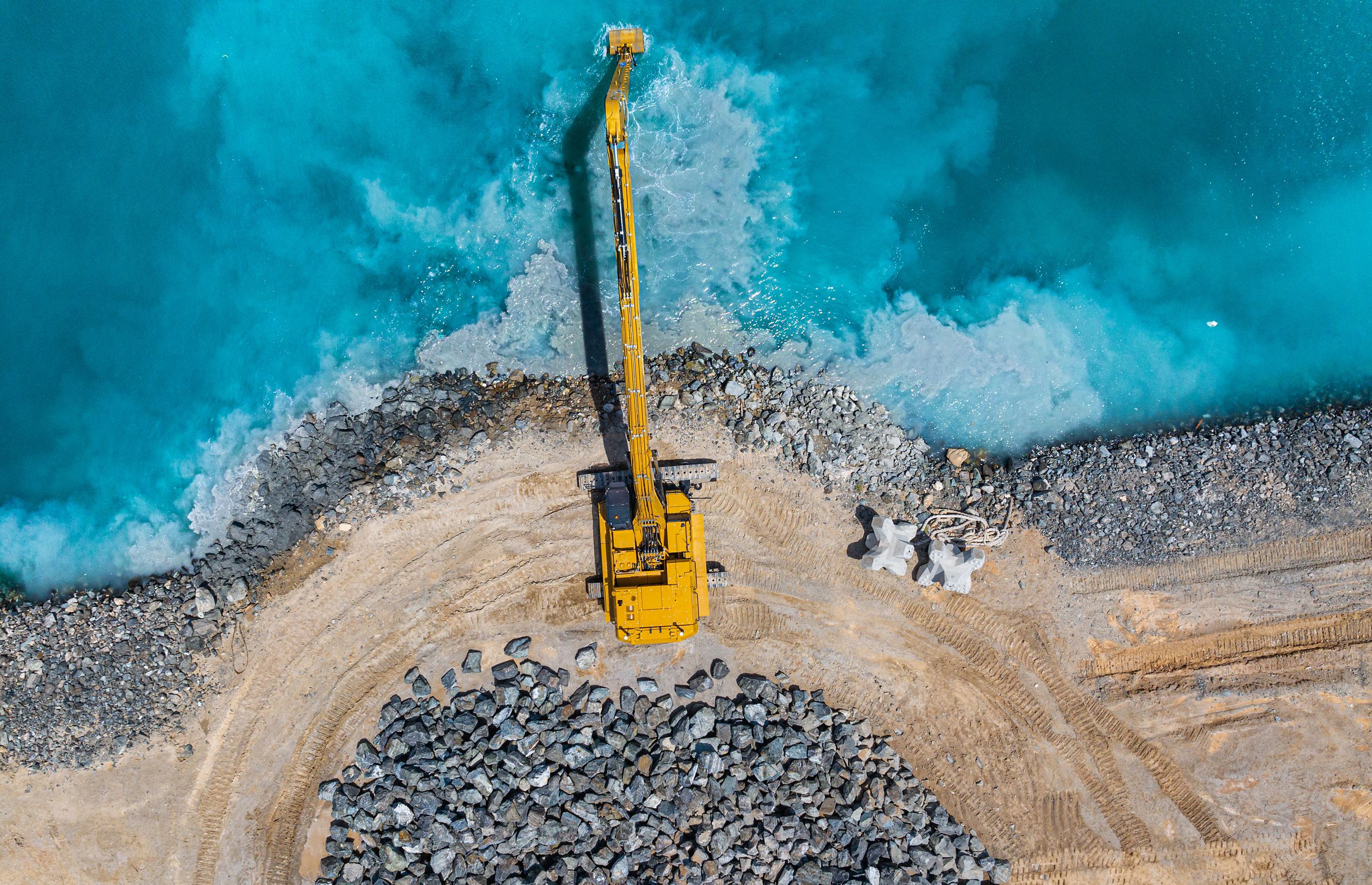 The 395 LRE excels in ultimate long-distance dredging, ditch cleaning, settling pond clean-out, waterway and canal maintenance, and vegetation control.