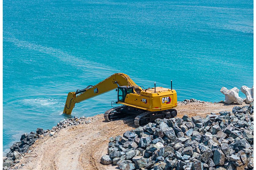 Cat® 395 LRE Hydraulic Excavator &#8211; Standard waterproof technology provides precision excavation on long-reach excavation excavators. An optional submarine solution allows you to work in deep areas.
