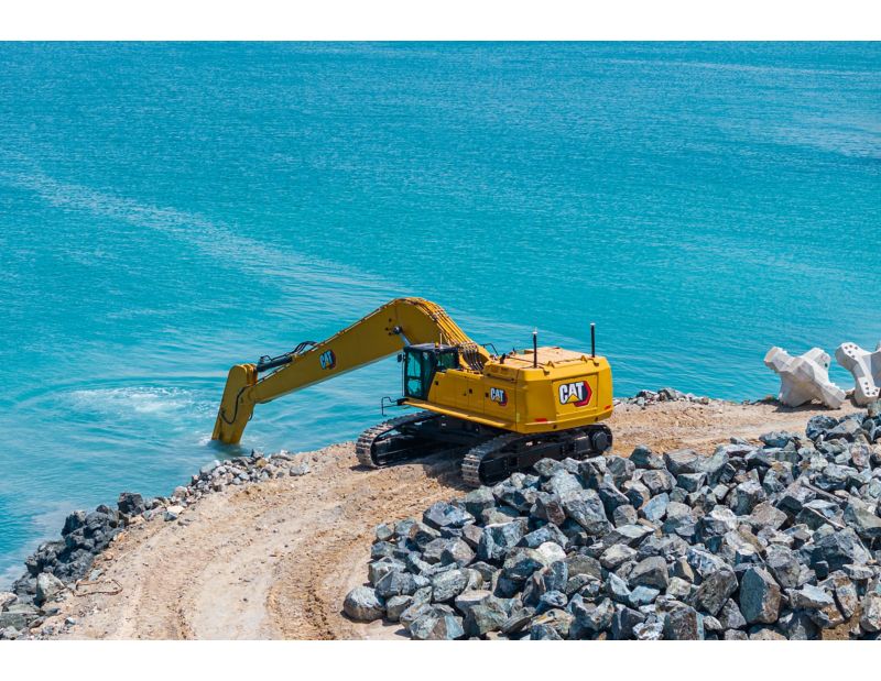 Cat® 395 LRE Hydraulic Excavator - Standard waterproof technology provides precision excavation on long-reach excavation excavators. An optional submarine solution allows you to work in deep areas.