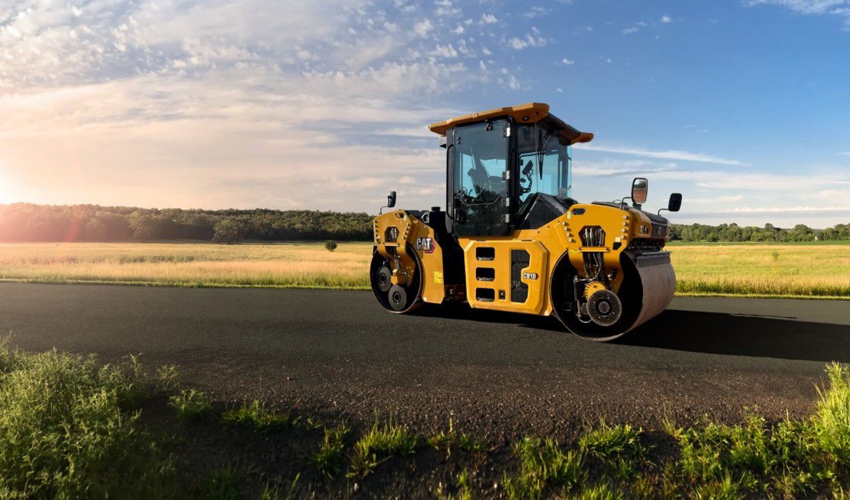 Der CB10 ist die größte Tandemvibrationswalze von Caterpillar.