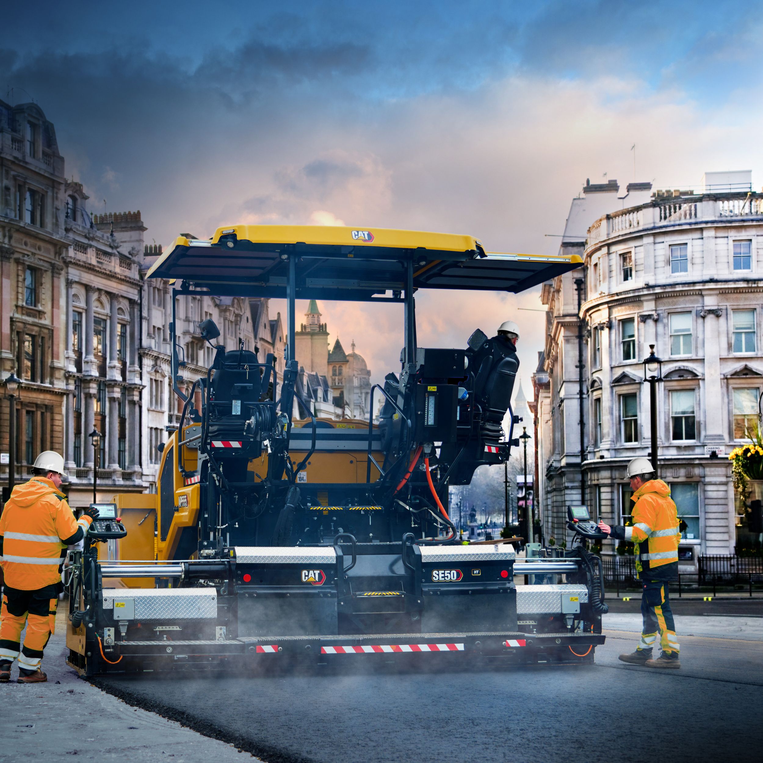 Finisseurs d’asphalte Cat® de taille moyenne : compacts, intuitifs et flexibles pour les applications en milieu urbain et rural