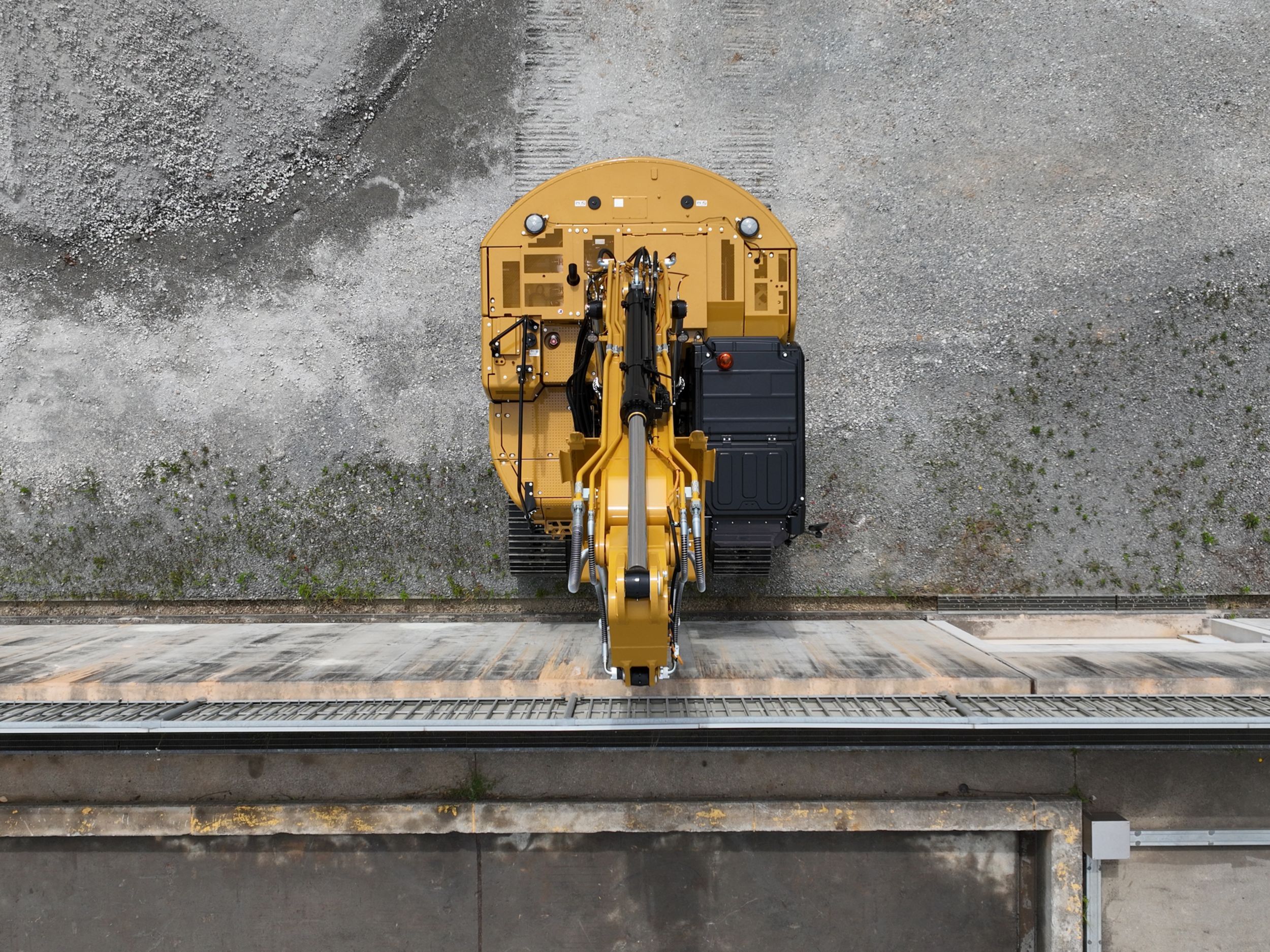 325油圧ショベル