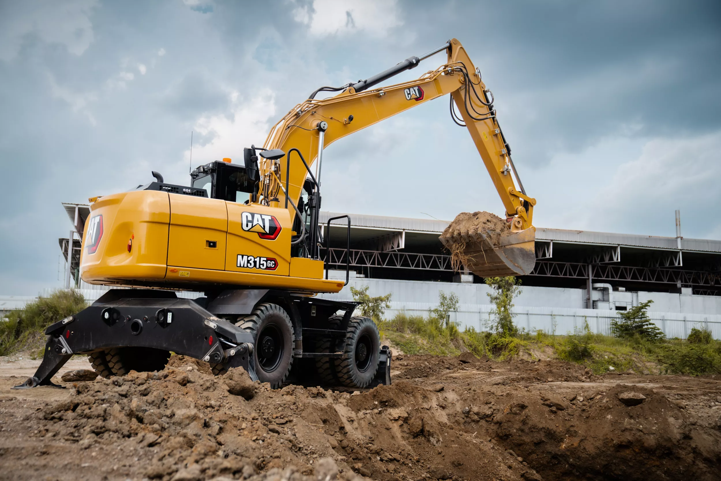 Pelle hydraulique sur pneus M315 GC en cours d'excavation
