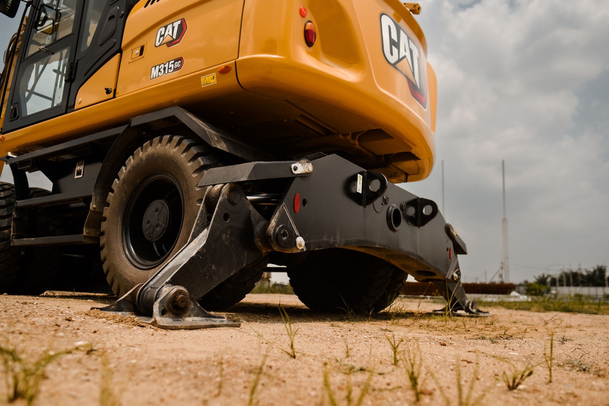 Escavadeira de Rodas M315 GC com estabilizadores estendidos