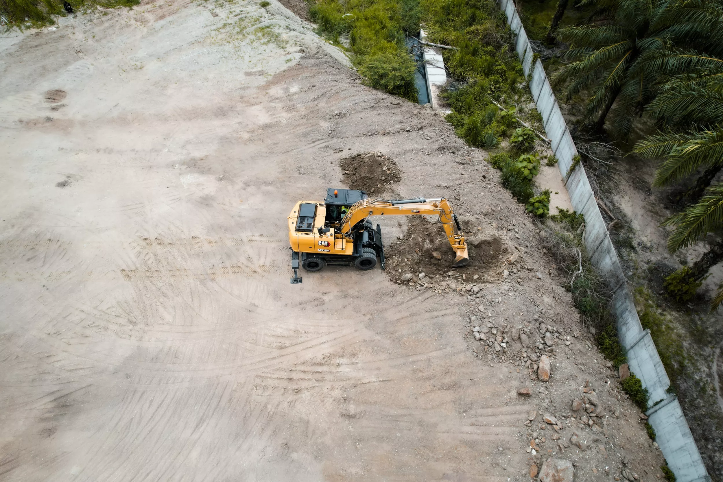 Pelle hydraulique sur pneus M315 GC en cours d'excavation