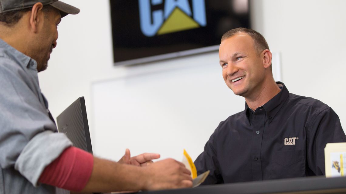 Dos personas hablando en un mostrador de mantenimiento