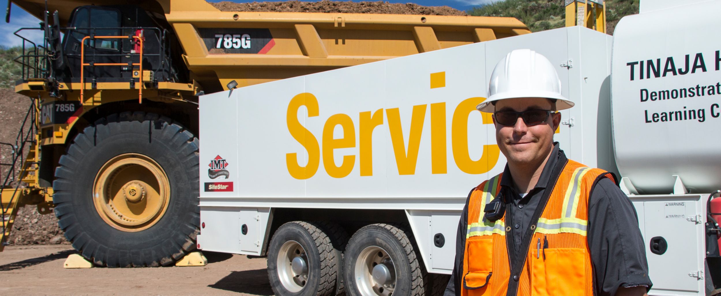 Técnico de Asistencia Cat cerca del camión