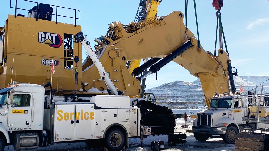 Vehículo de servicio Cat aparcado junto a un Cat ERS