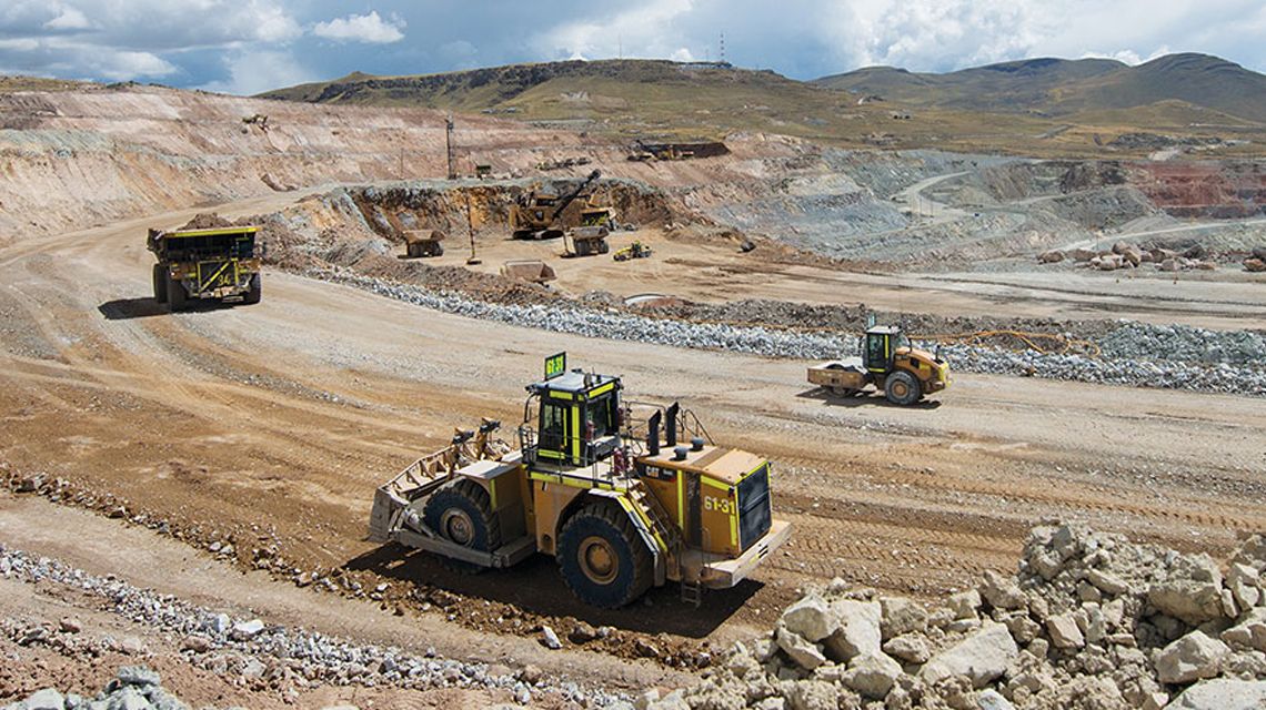 Varios equipos Cat en la mina