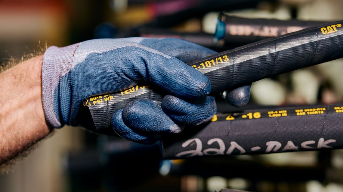 mano sujetando una manguera