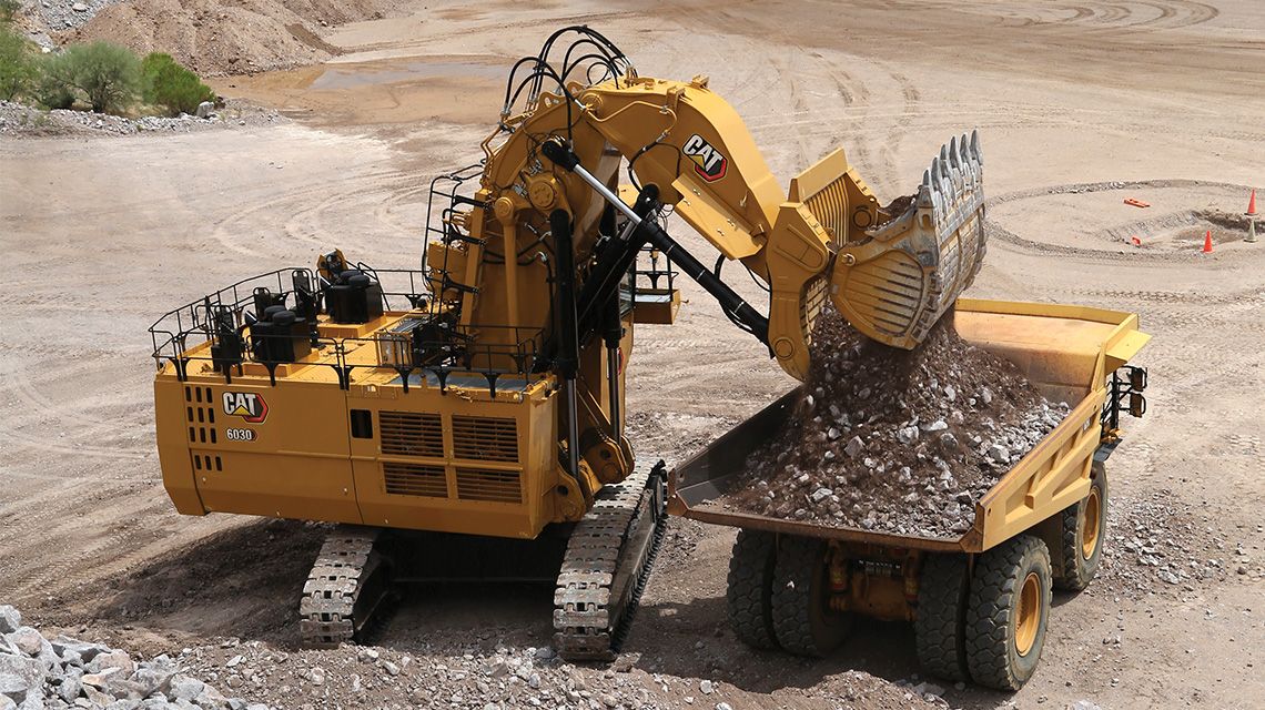 Imagem aérea de duas máquinas Cat operando em uma mina