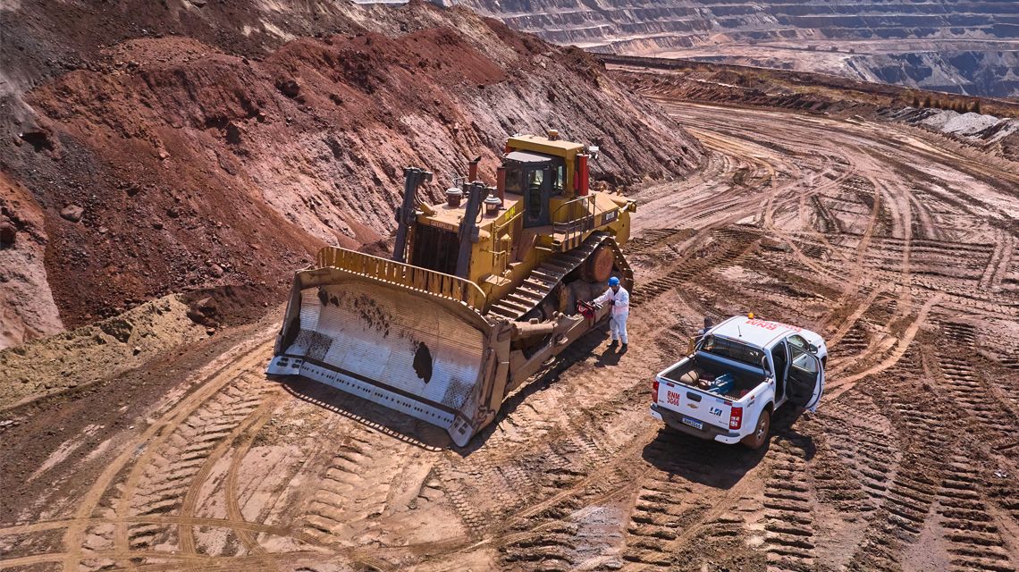 Topadora grande junto a camioneta