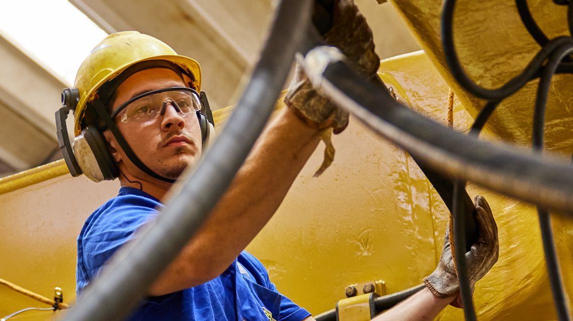 una persona de mantenimiento de mangueras