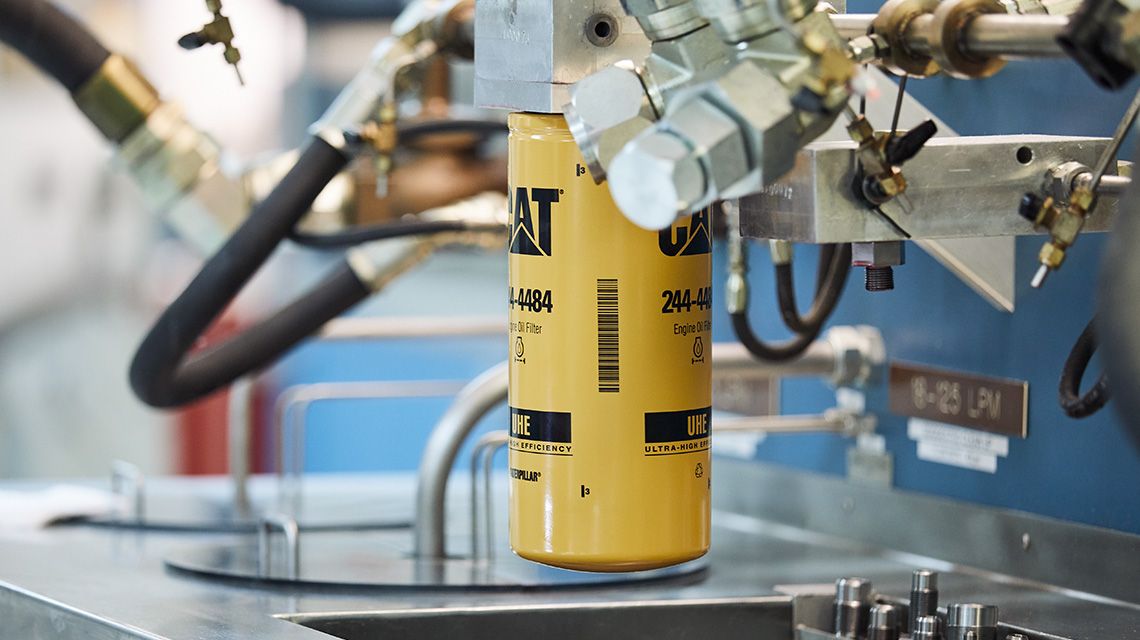 فلتر زيت محرك من cat يجري تجميعه في مصنع