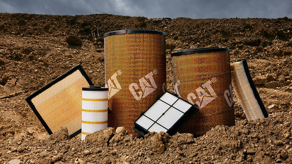 فلاتر الهواء من Cat معروضة على الأرض في موقع العمل