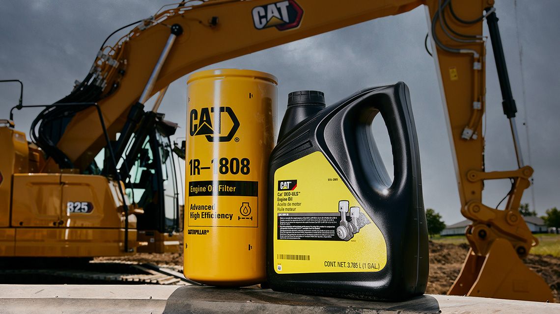 فلتر وسائل زيت محرك من Cat معروضان أمام حفار هيدروليكي