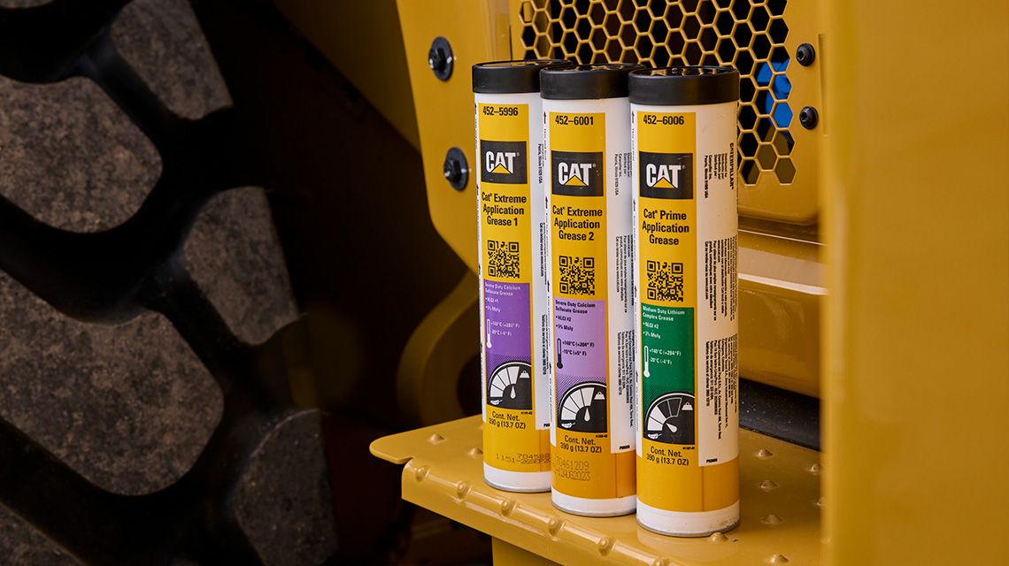 شحوم Extreme Application وPrime Application من cat معروضة على ماكينة cat