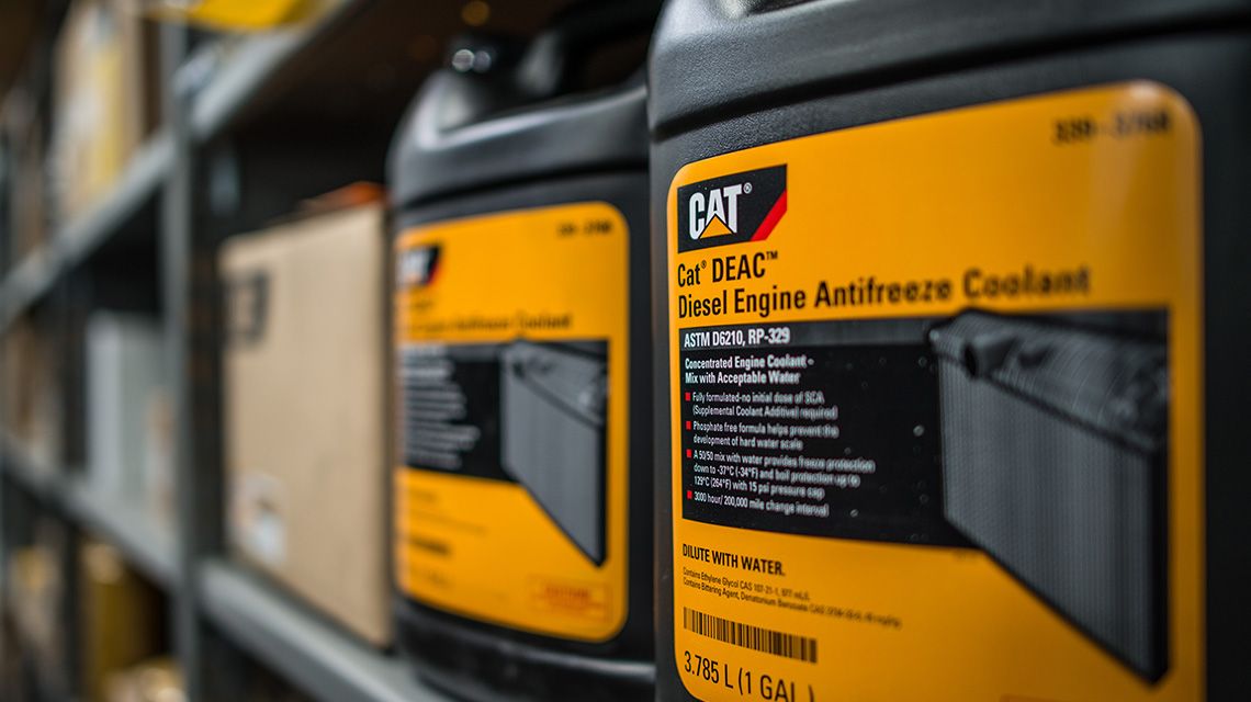 سائل تبريد مضاد للتجمد لمحرك ديزل من cat معروض على رف قطع غيار