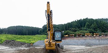 313 Cat Excavator moving dirt on jobsite