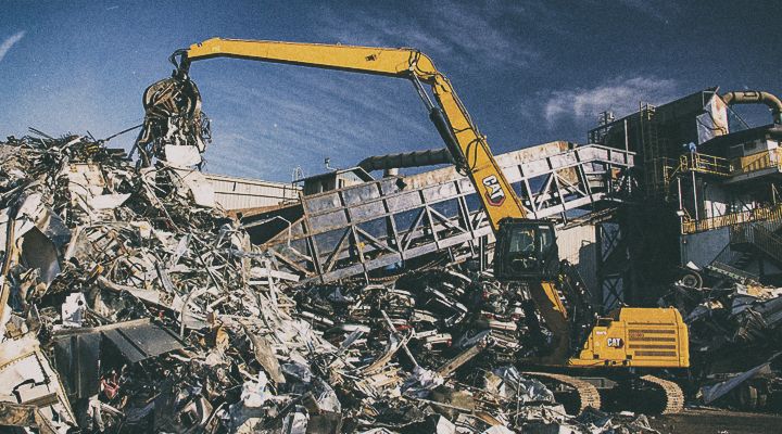 MH3260 Excavator lifting concrete dividers on jobsite