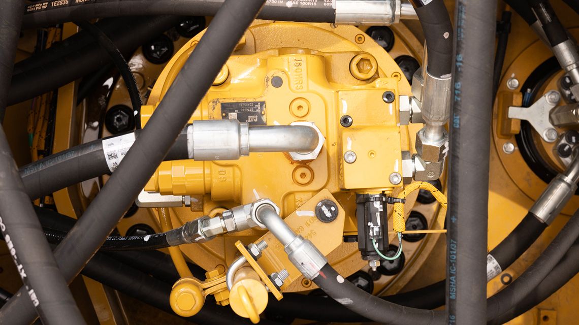 Mangueiras no compartimento do motor