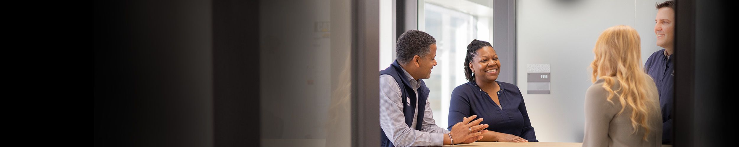 Vários funcionários em uma reunião