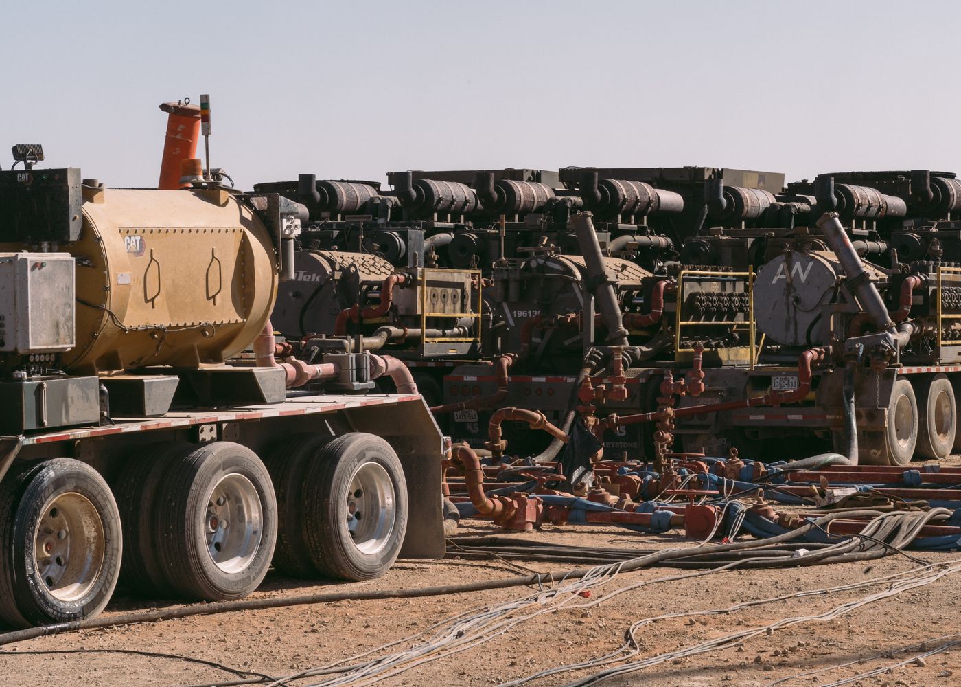 Several dynamic gas blending engines on a jobsite