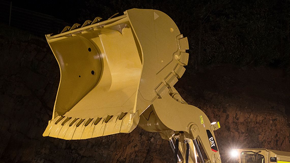 Pás-carregadeiras de mineração subterrânea com nova caçamba e FPS da Cat em uma mina subterrânea