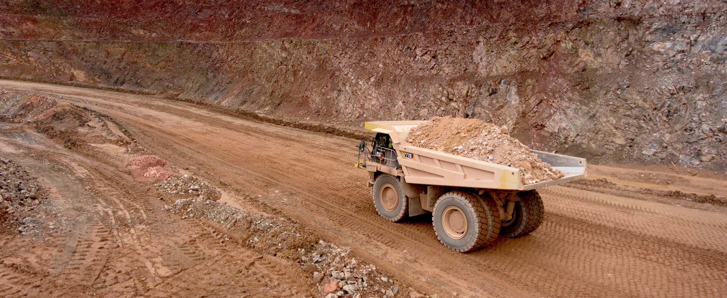 Camión para la minería grande de Cat estacionado en un sitio minero nublado