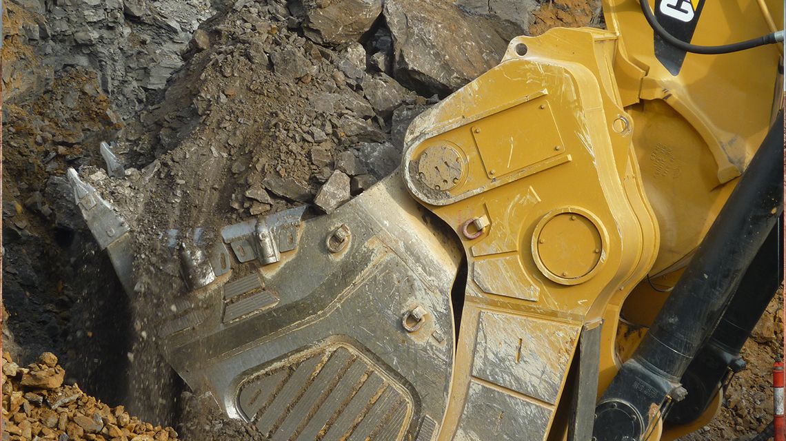 Pala para la minería llena de tierra