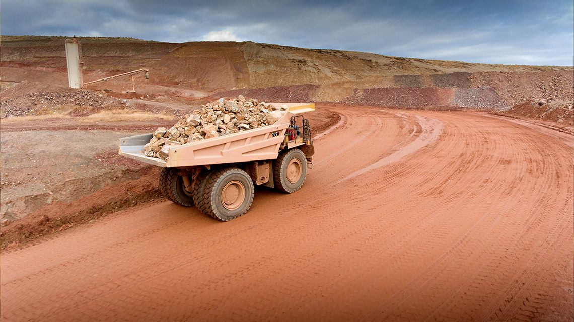Camión para la minería grande atravesando una explotación minera
