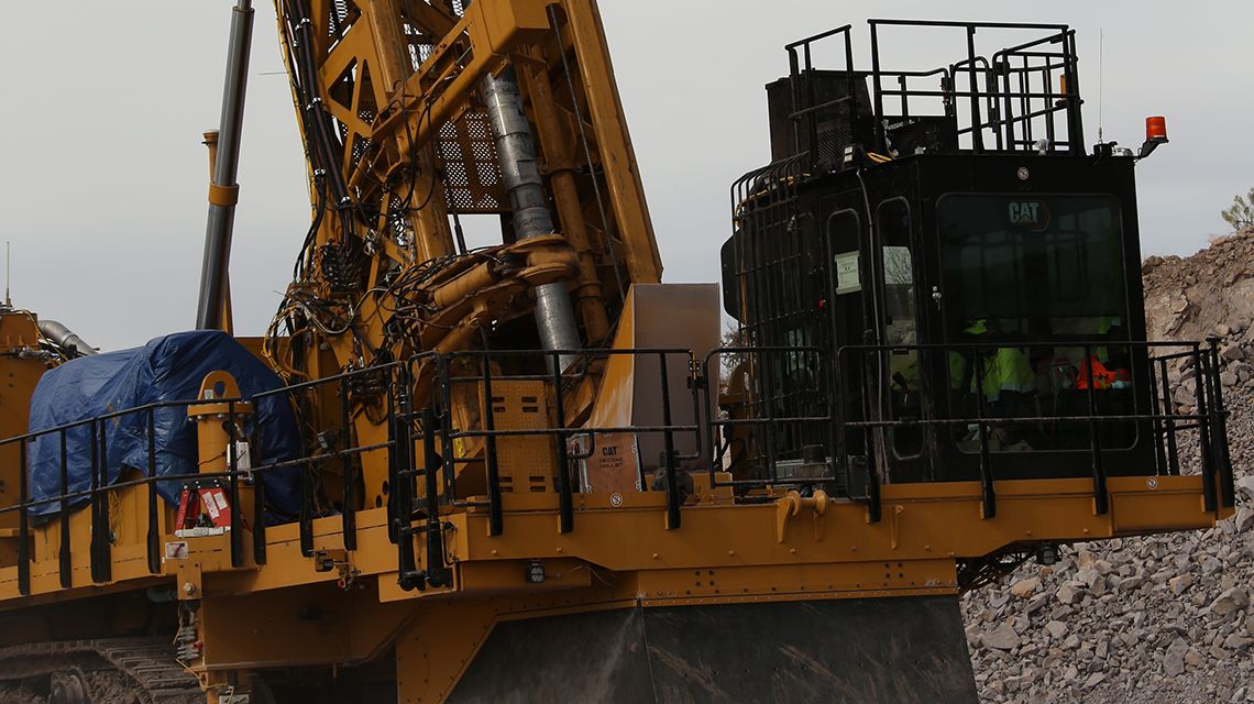 Perfuratrizes de mineração transpassadas pela luz do sol em uma mina