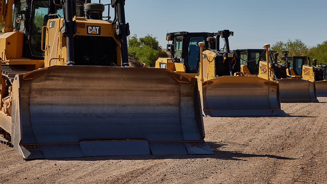 Quatro buldôzeres grandes
