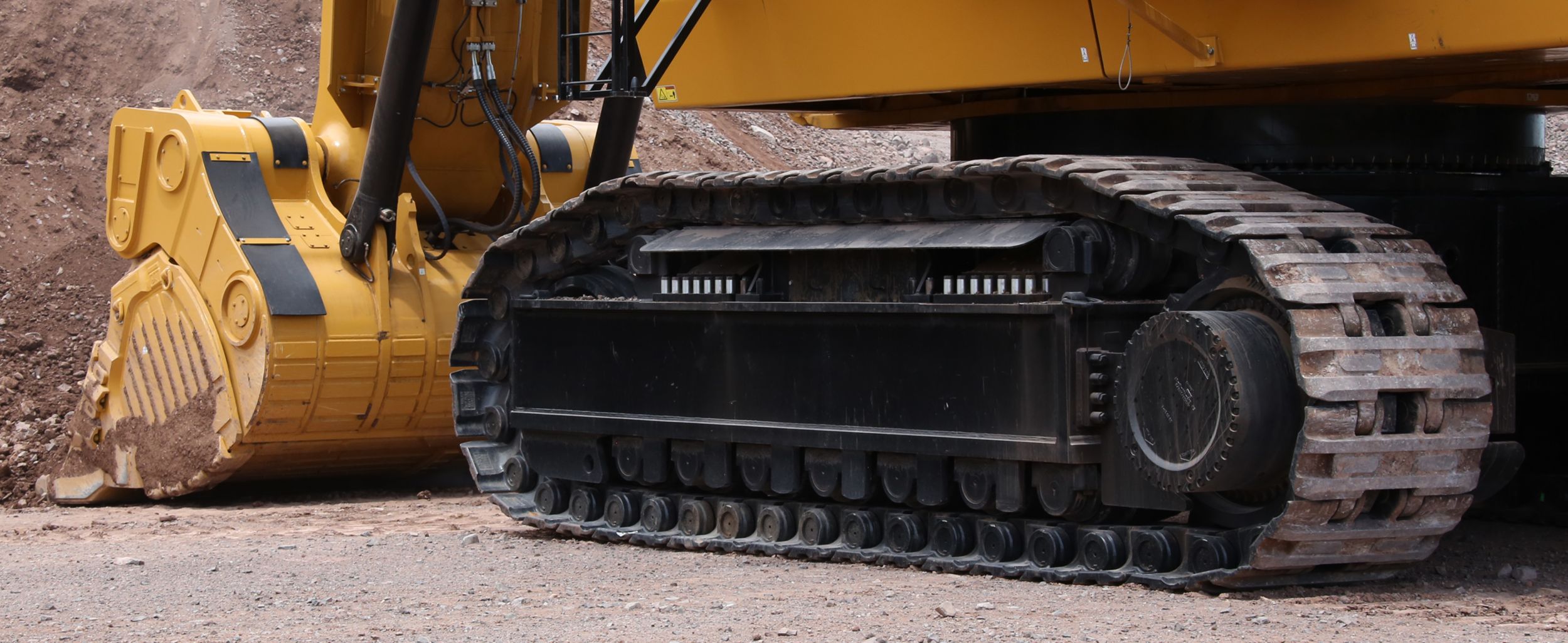 Imagem de material rodante debaixo de uma escavadeira Cat
