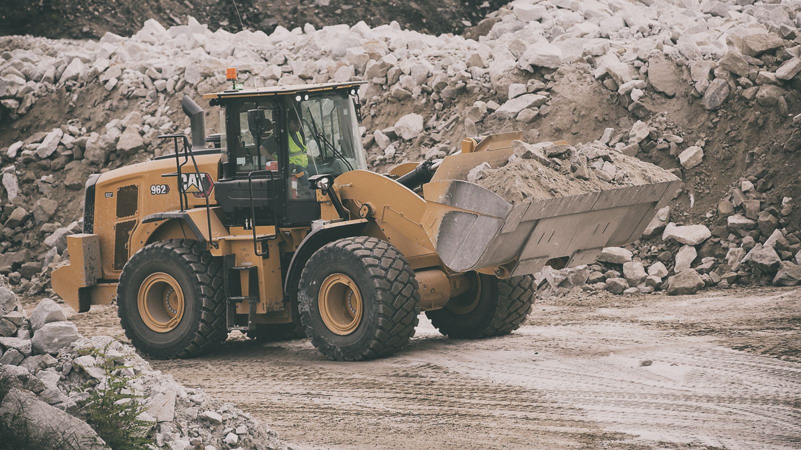 962 Wheel Loader transporting dirt on jobsite