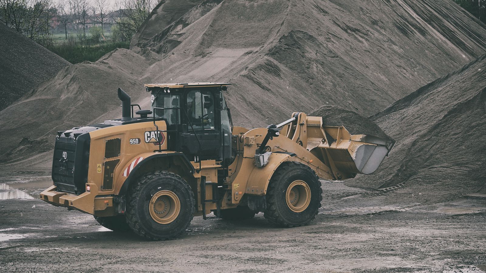 950 Wheel Loader transporting dirt on jobsite