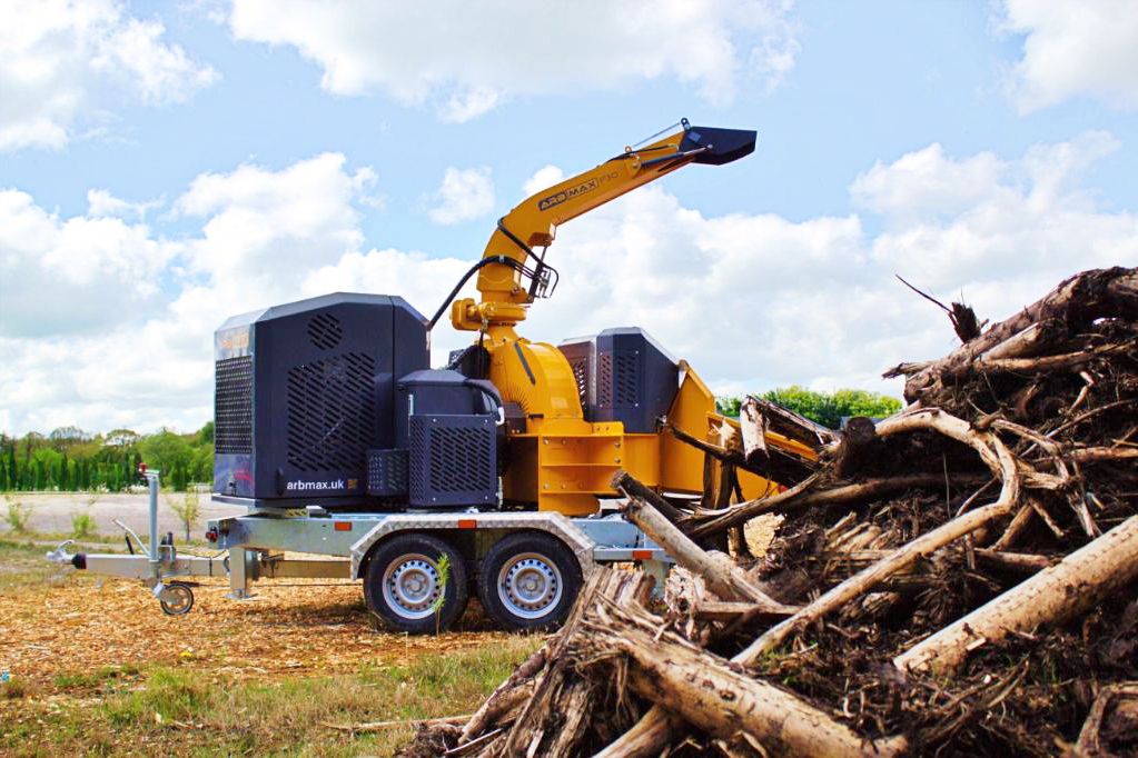 Image 5 - ARBMAX F30 behind a pile of limbs