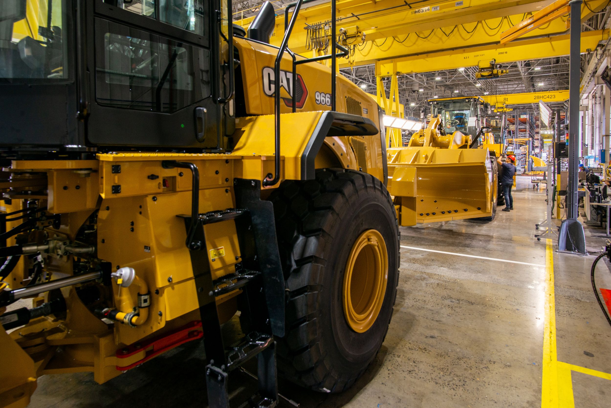 Carregadeiras em linha de montagem dentro da fábrica