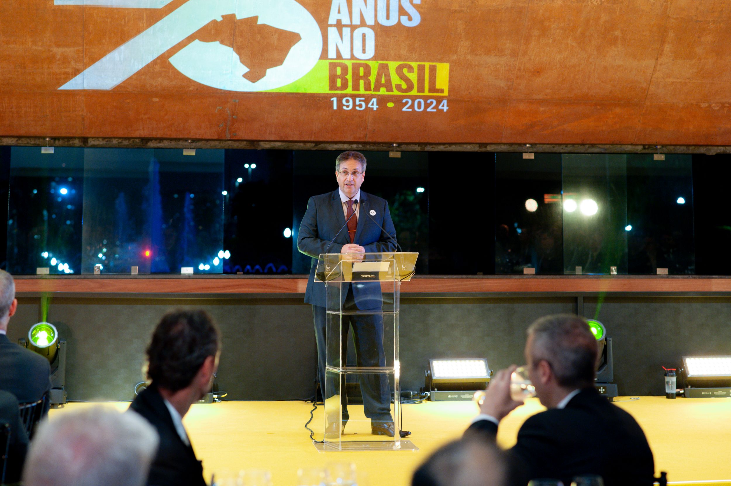 Presidente da Caterpillar Brasil fala durante cerimônia