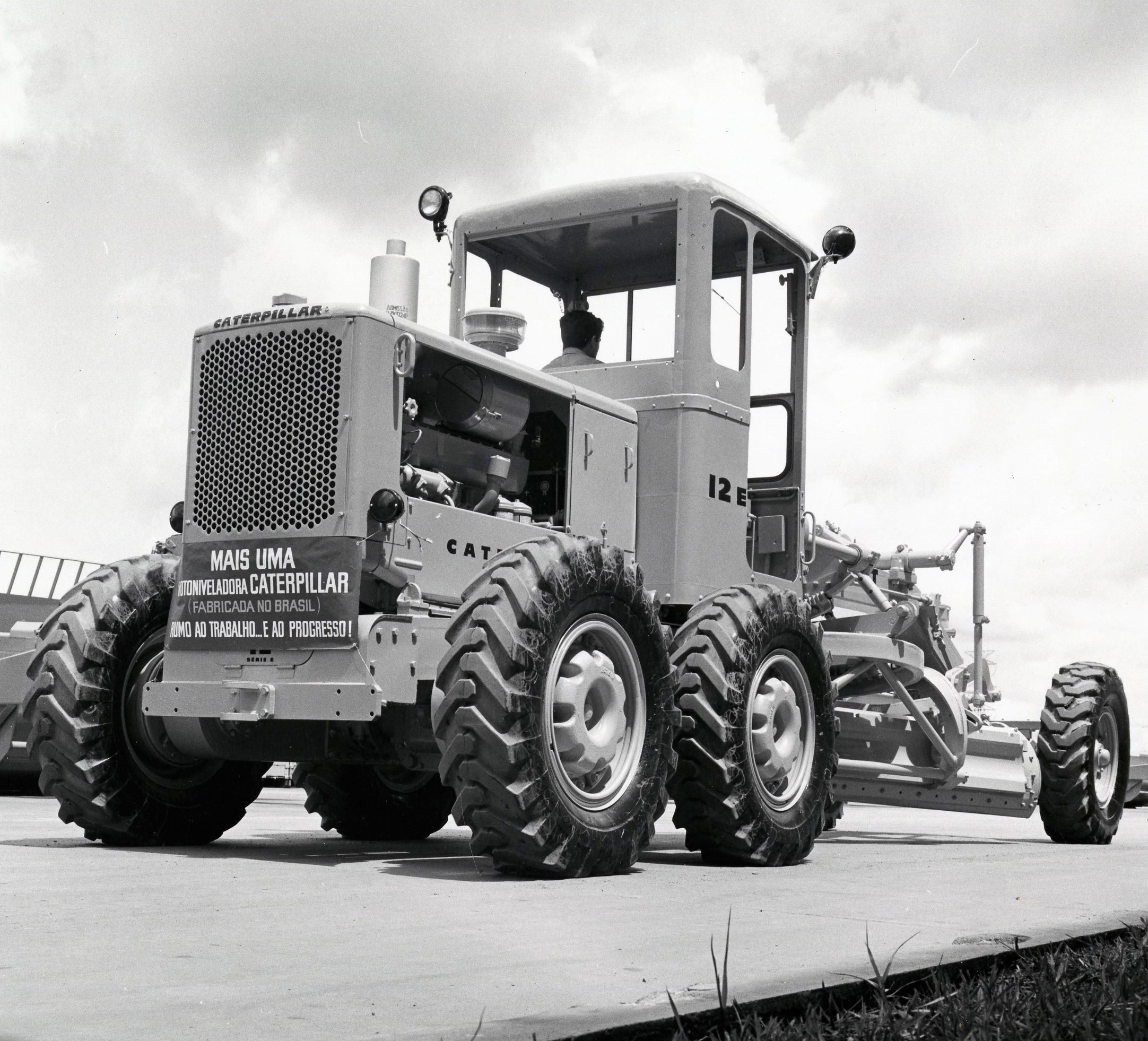 Foto de uma motoniveladora 12E