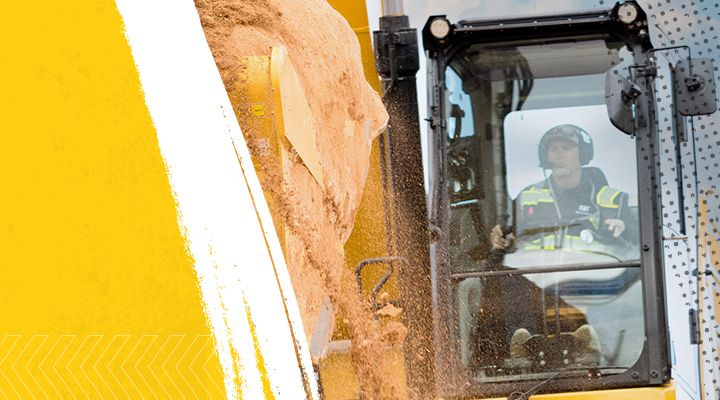 Koncentrerad maskinförare i förarhytten på en maskin