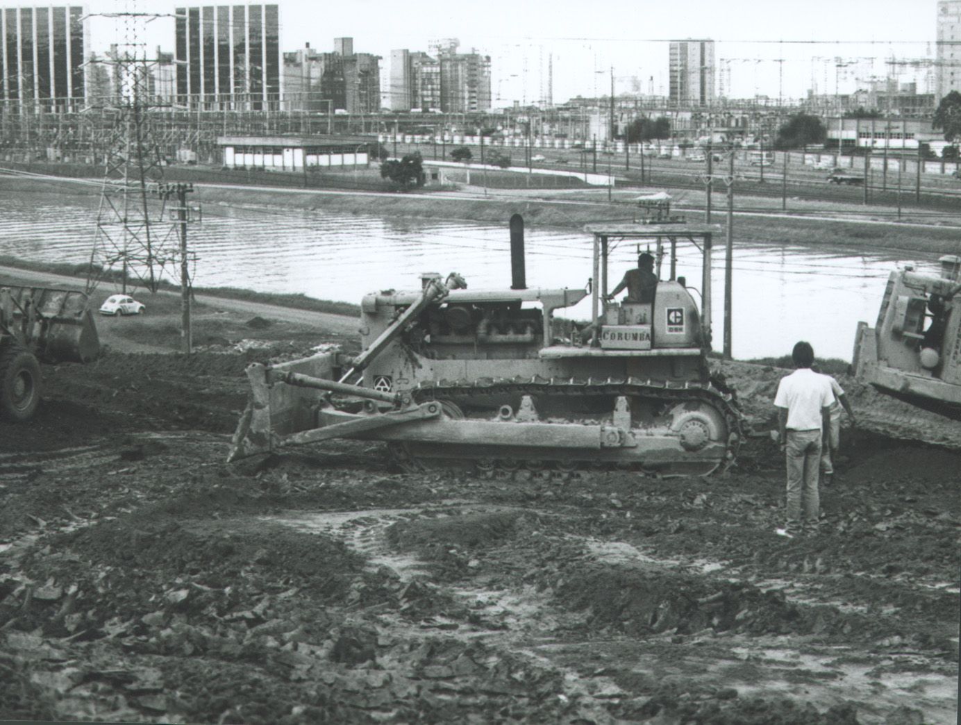 Máquina trabalhando na construção da Marginal Pinheiros
