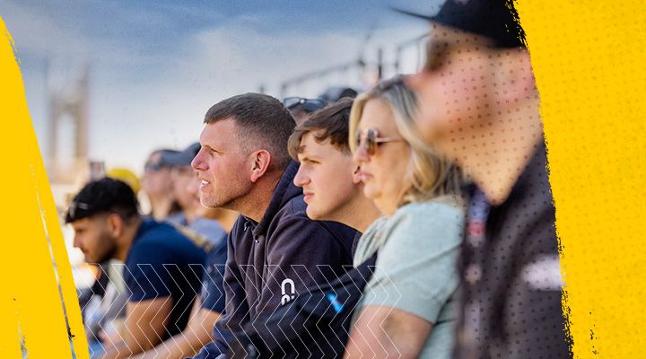 Människor i rad som sitter på en läktare