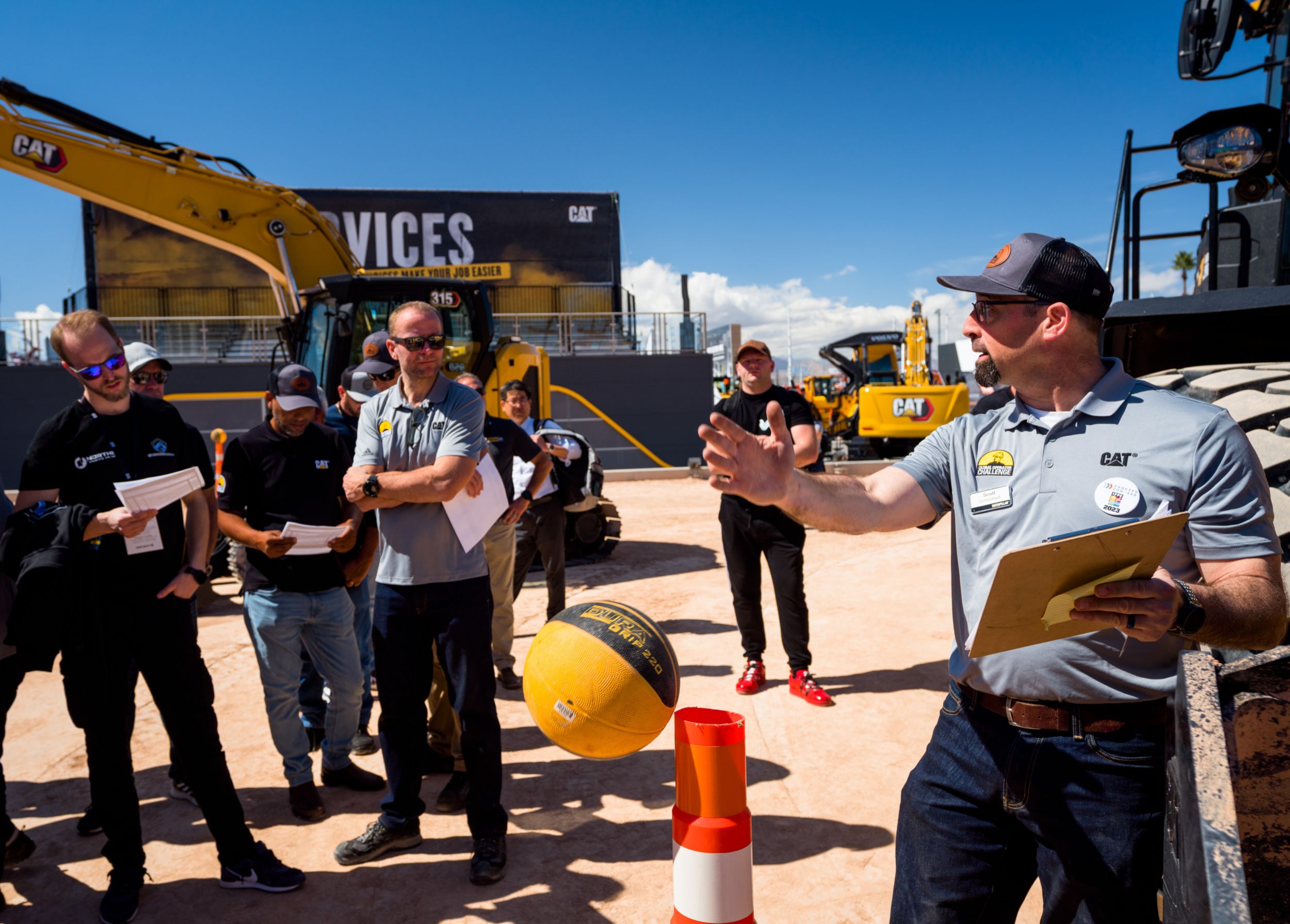 Une personne avec un bloc-notes s’adresse à un groupe