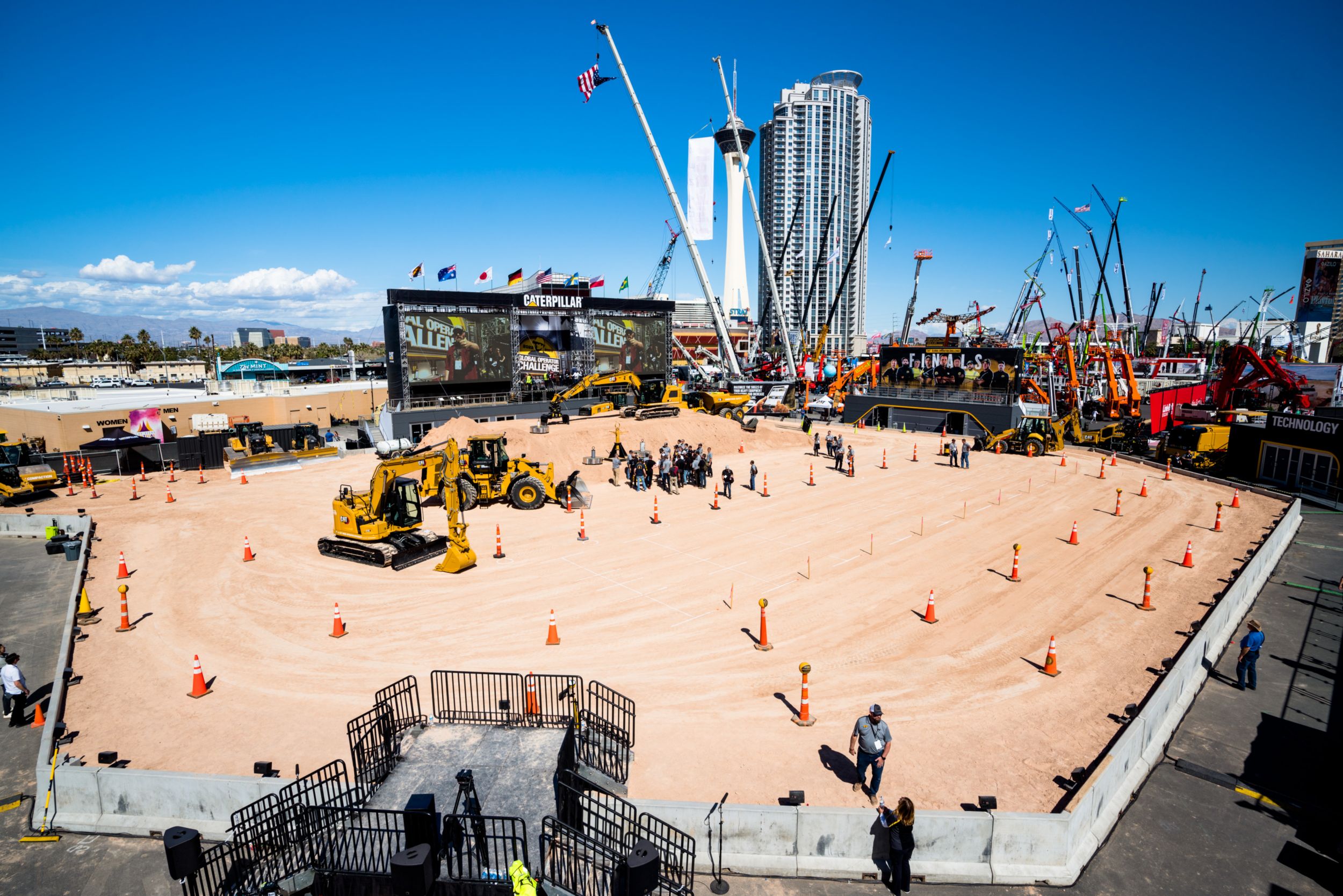 Vue aérienne d’un parcours du défi avec plusieurs machines dispersées sur la zone de compétition
